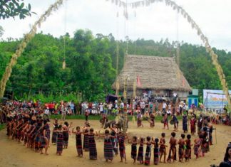 Les vêtements en écorce des Co Tu du Vietnam Co Tu du Vietnam