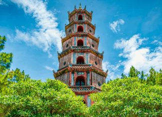 Voyage spirituel au Vietnam – Entre bouddhisme, animisme et culte des ancêtres Pagode de la Dame Céleste