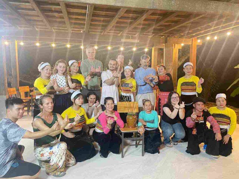 Partagez un moment culturel inoubliable en assistant à un spectacle traditionnel présenté par les habitants des minorités ethniques.
