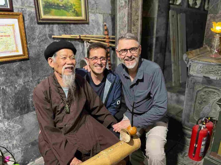 Un moment de partage authentique et chaleureux, propice aux échanges culturels et à une meilleure compréhension de la richesse humaine des communautés rurales du Vietnam.